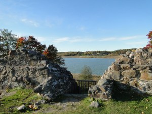 Kuusiston linnanrauniot Kaarinassa. Reformaatioon liittynyt kuningas Kustaa Vaasa käski tuhota keskiaikaisen piispanlinnan. 